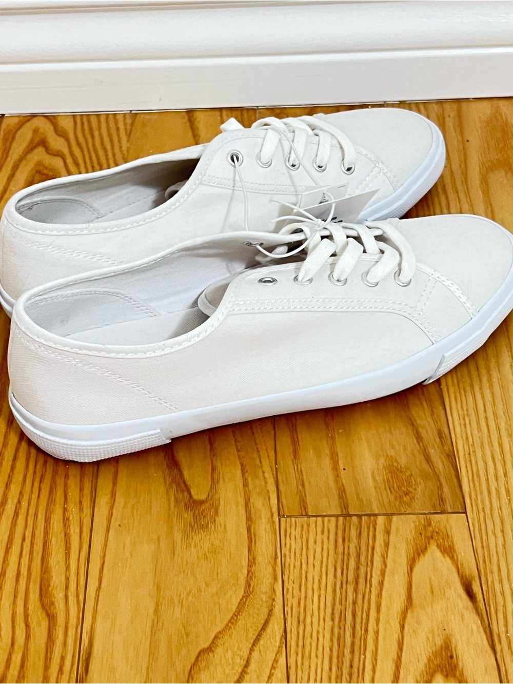 Old Navy White Low-Top Comfy Canvas Sneakers Size 9 Perfect Everyday Shoes - Picture 5 of 13